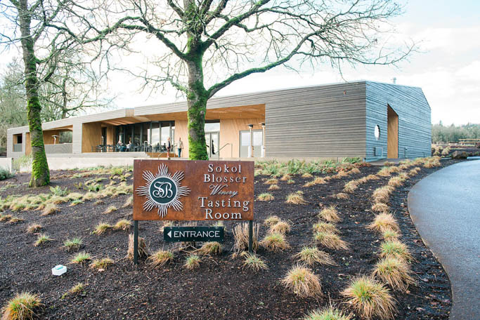A visit to Sokol Blosser Winery in Dundee, Oregon for some wine tasting - Pinot Noir, Rosé and Pinot Gris | platingsandpairings.com