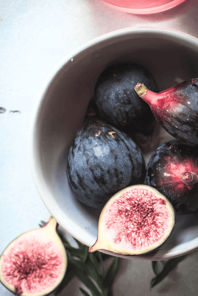 Fresh figs in bowl. 