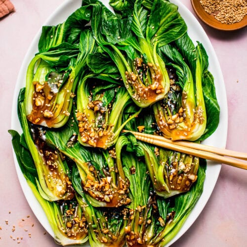 Steamed baby bok choy with flavorful garlic soy dressing and golden sesame topping.