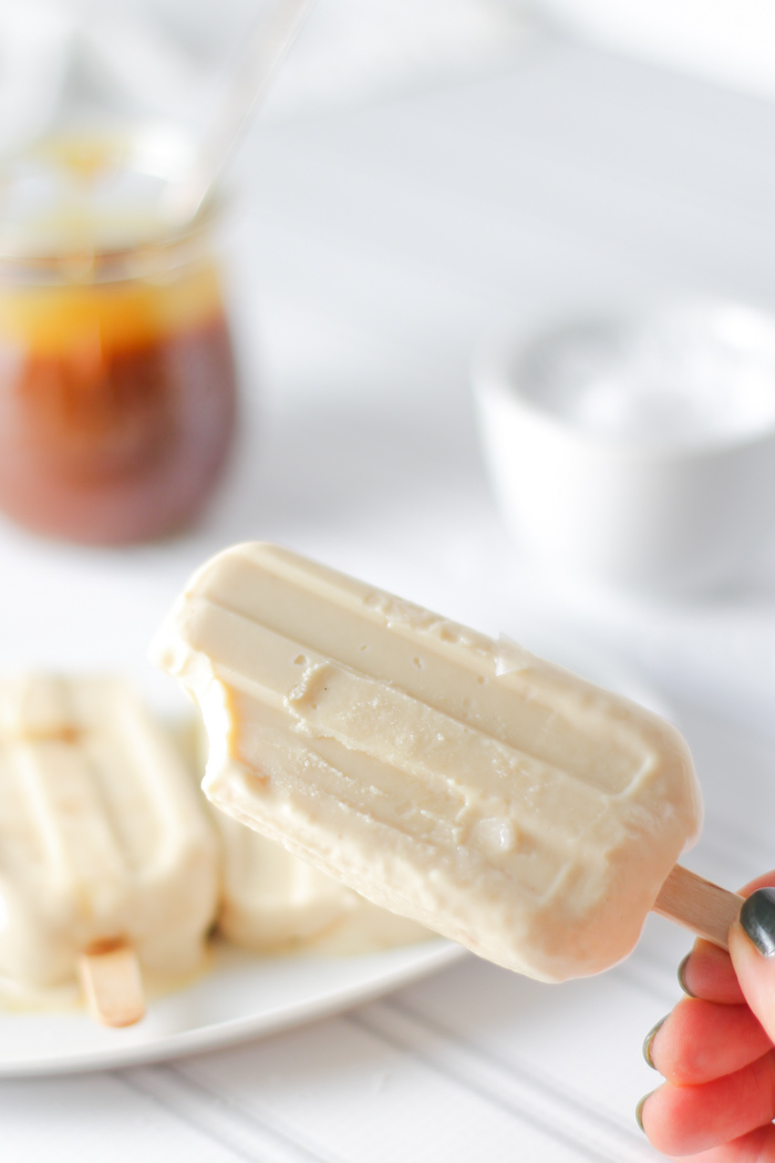 These Salted Caramel Yogurt Popsicles are a creamy treat for warm summer days, plus they're dairy-free! | platingsandpairings.com
