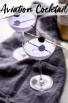 De Aviation Cocktail combineert crème de violette, maraschino kersenlikeur en een beetje citroensap voor een perfect zoete en wrange cocktail die net zo mooi is als hij lekker is. #aviationcocktail #gincocktail #purplecocktail #martini #cocktailrecept