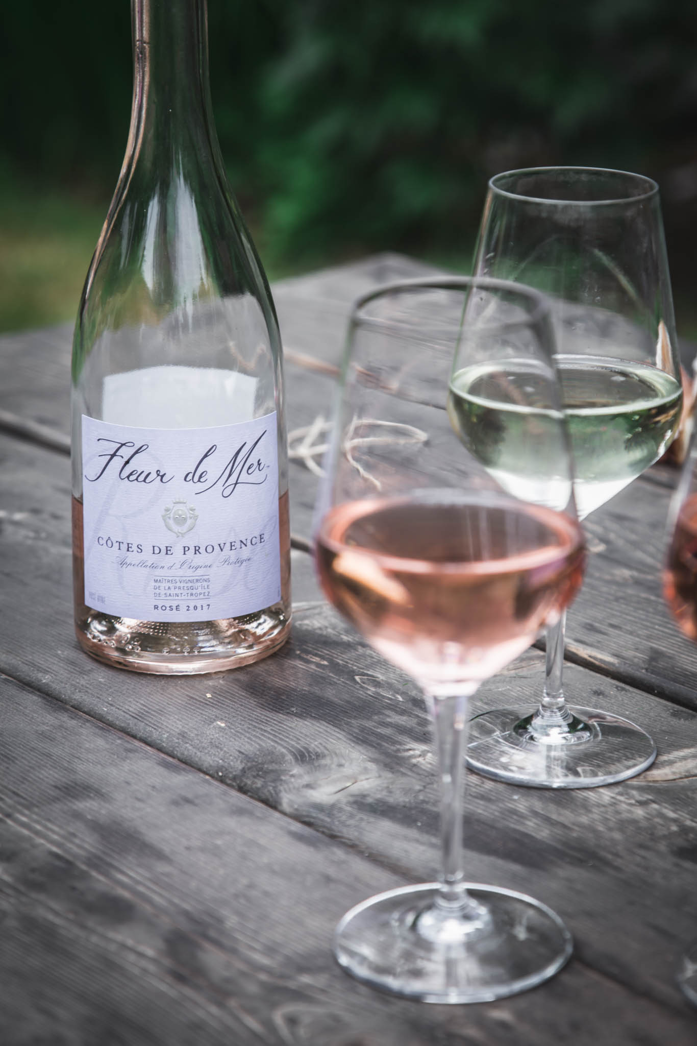 Rose and prosecco poured in glasses.