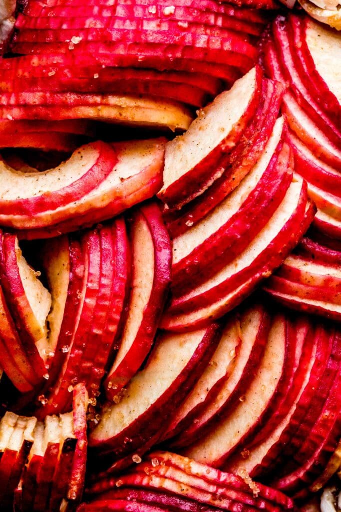 CLOSE UP SHOT OF SLICED APPLES