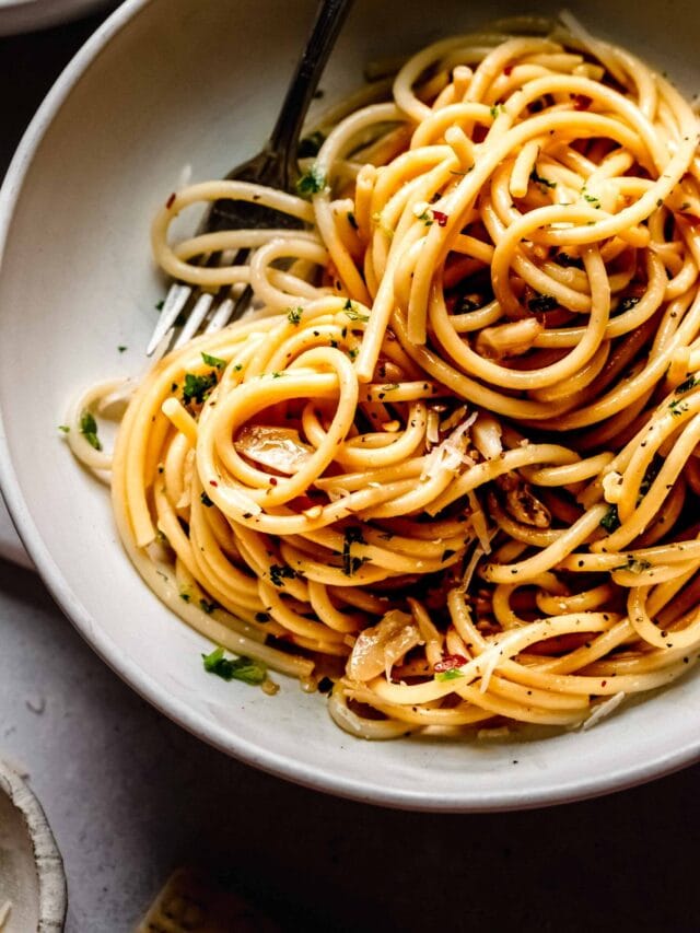 EASY Spaghetti Aglio e Olio Recipe