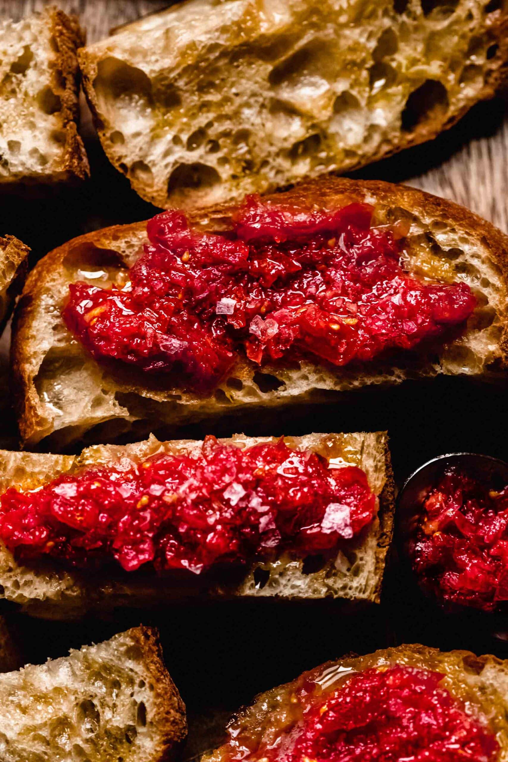 Pan con tomate on serving board.