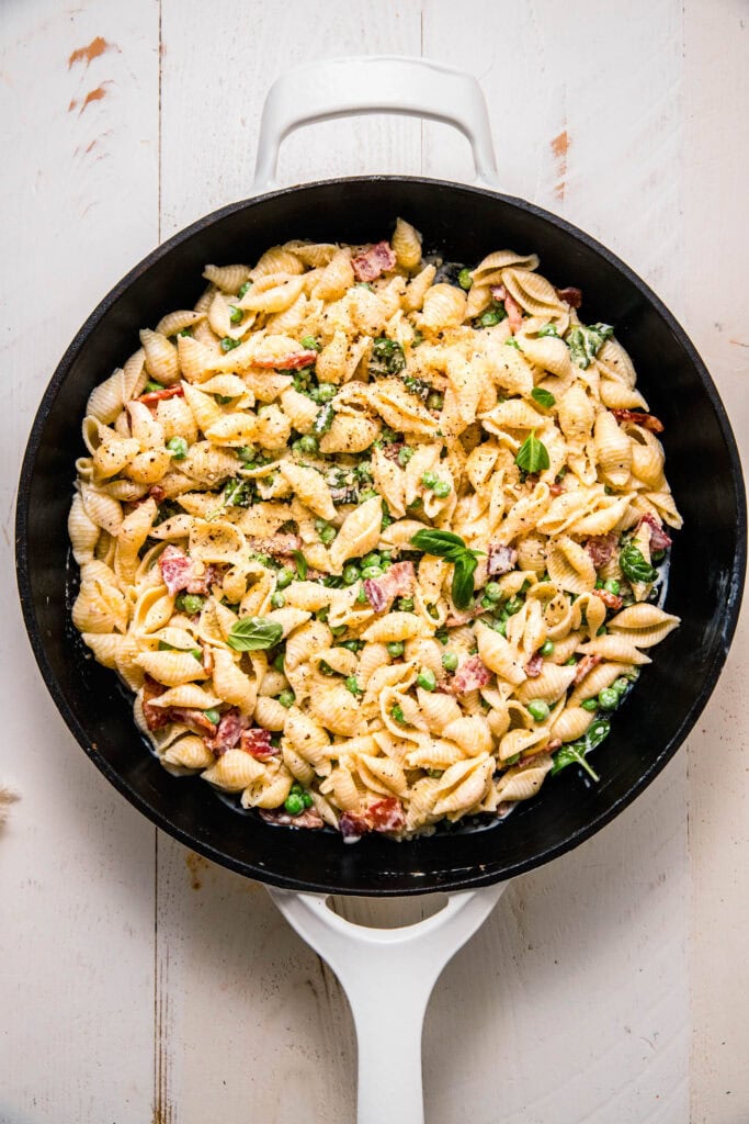 Finished bacon and pea pasta in skillet.