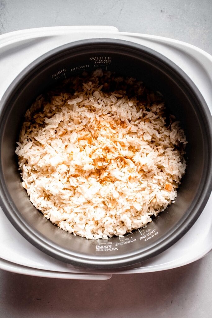 Fluffed coconut rice in rice cooker. 