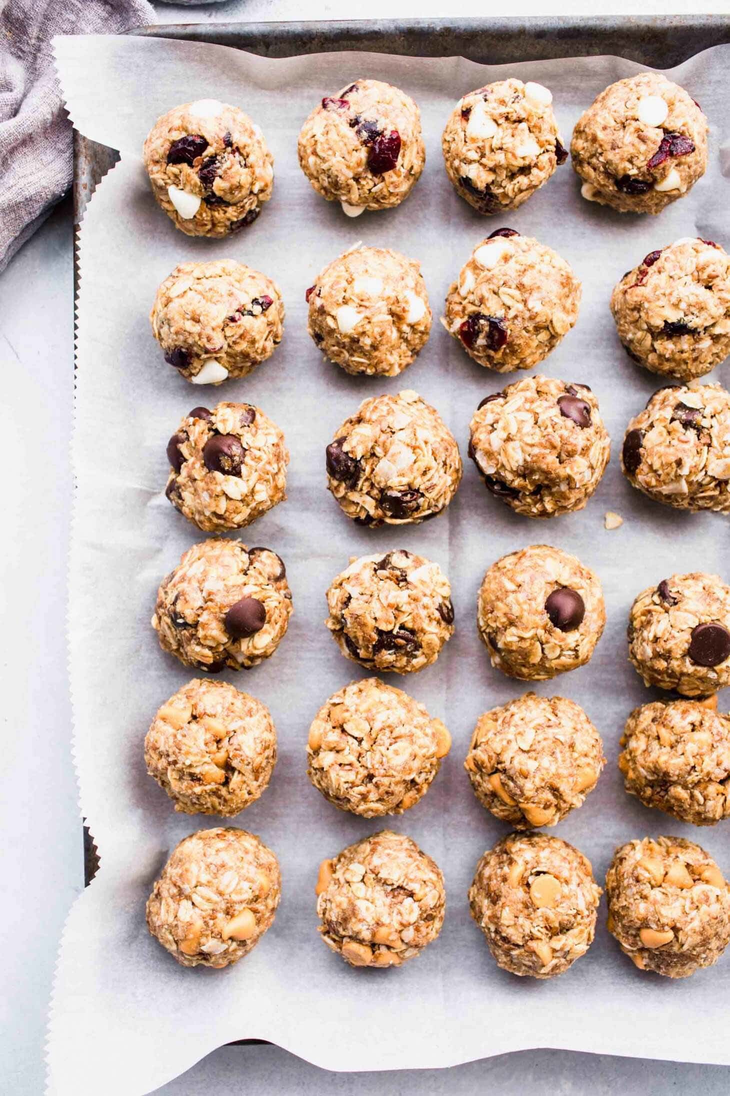 ENERGY BITES ON BAKING SHEET WITH PARCHMENT.