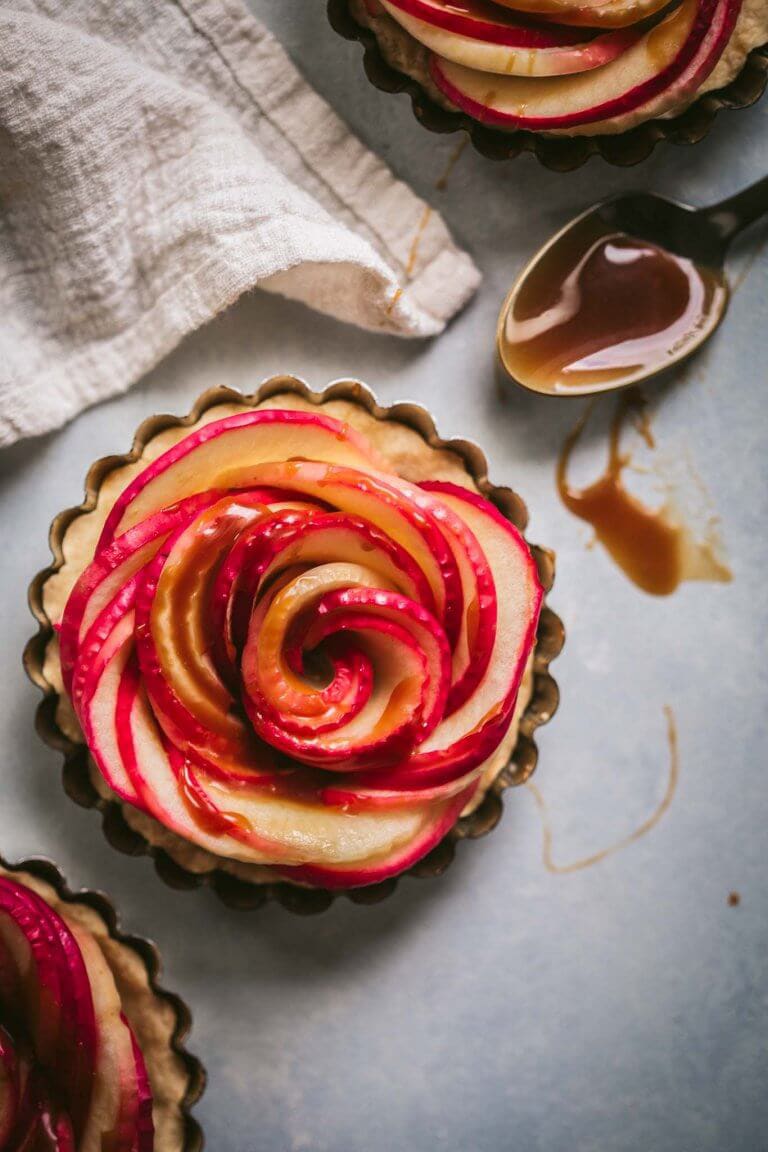 https://www.platingsandpairings.com/wp-content/uploads/2023/02/caramel-apple-tartlets-1.jpg