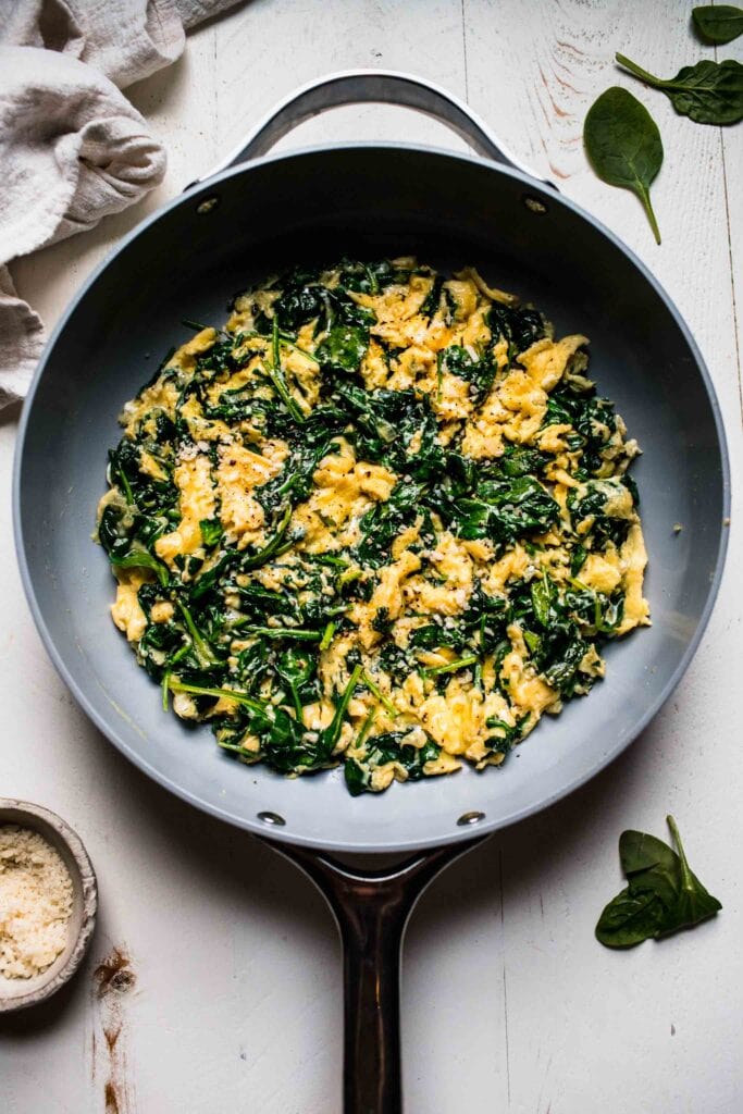 Finished spinach scrambled eggs in skillet. 