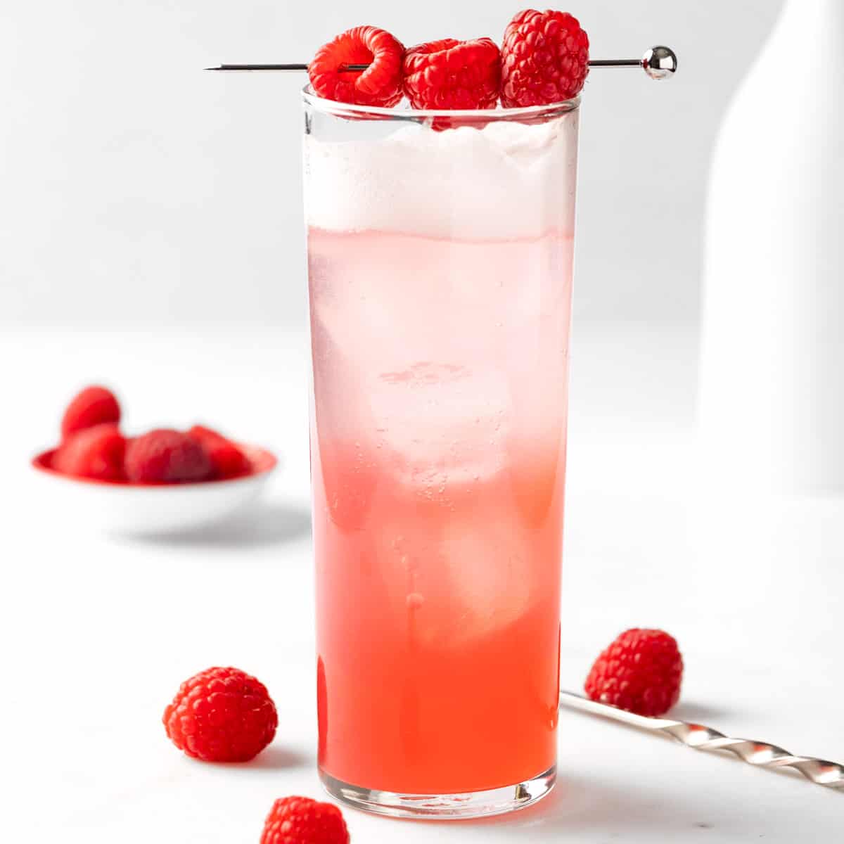 25+ BEST Raspberry Cocktails (with Easy Recipes)
