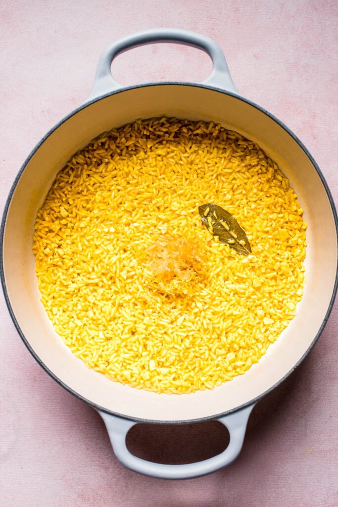 Finished greek rice in pot.