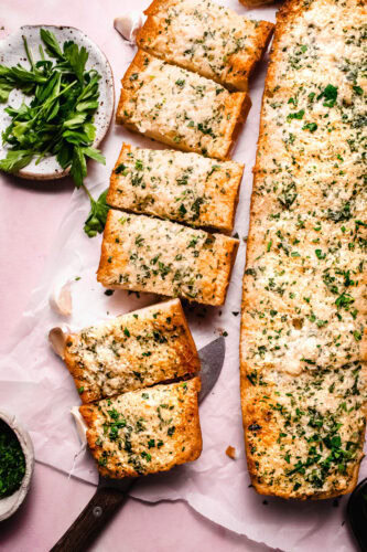 Sliced garlic bread ready to serve.