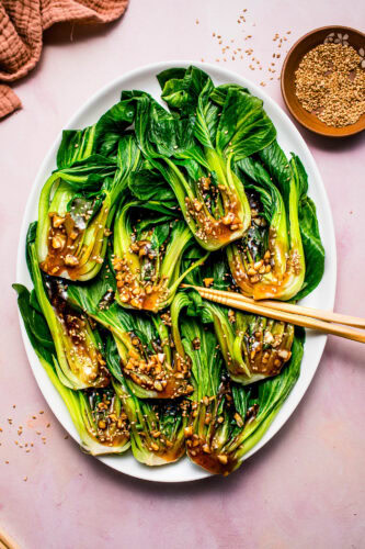 Steamed baby bok choy with flavorful garlic soy dressing and golden sesame topping.